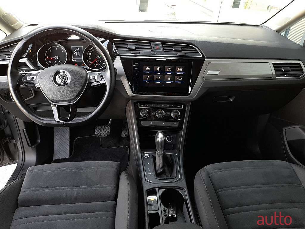 2019' Volkswagen Touran photo #2
