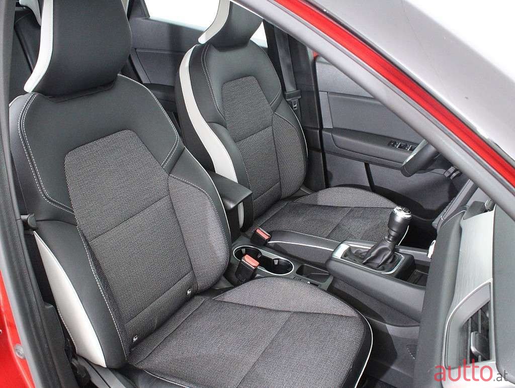 2021' Renault Captur photo #6