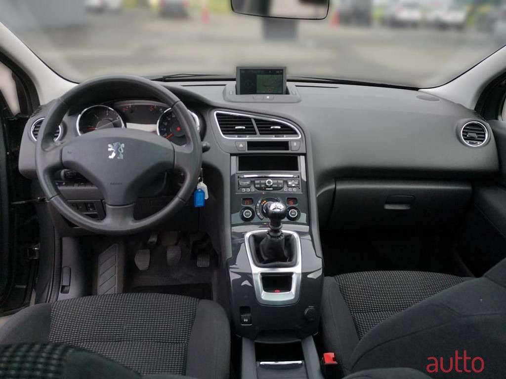 2013' Peugeot 5008 photo #5