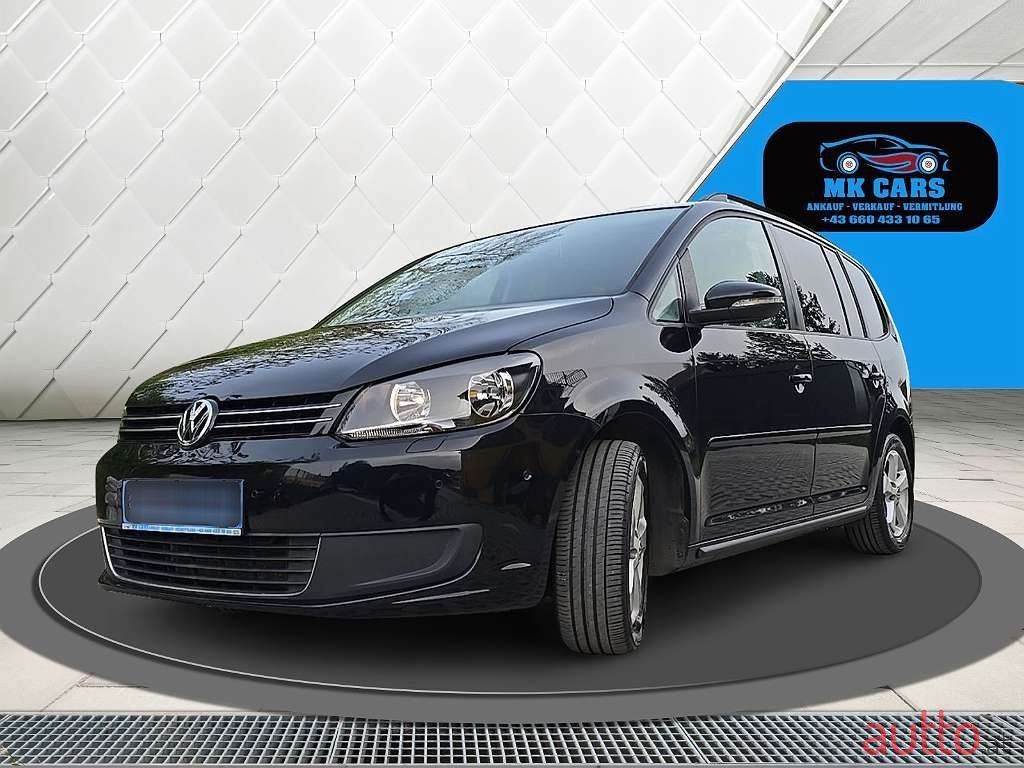 2011' Volkswagen Touran photo #2