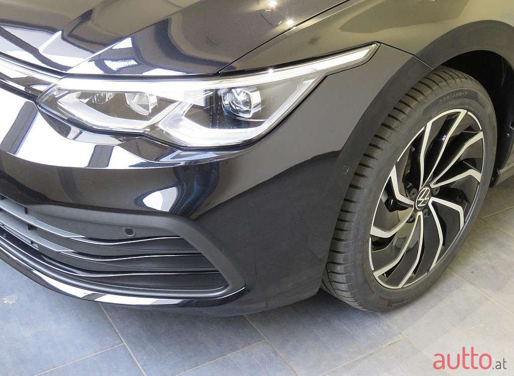 2023' Volkswagen Golf photo #2