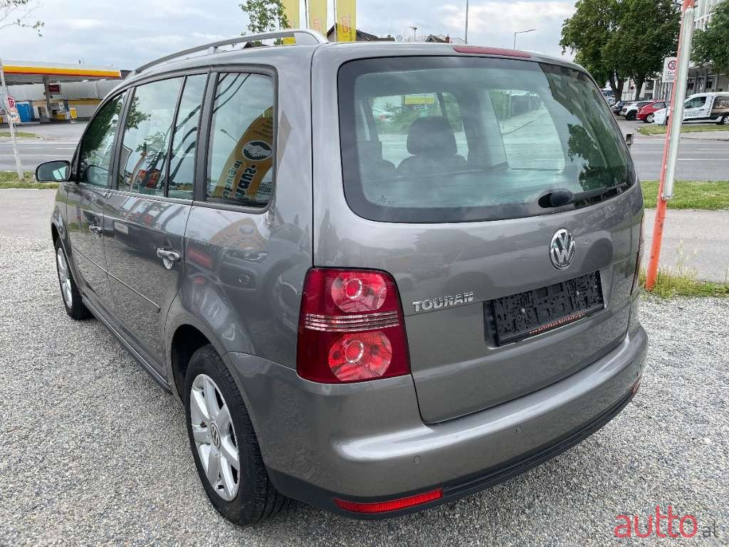 2008' Volkswagen Touran photo #4