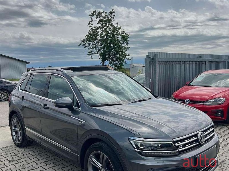 2018' Volkswagen Tiguan photo #3