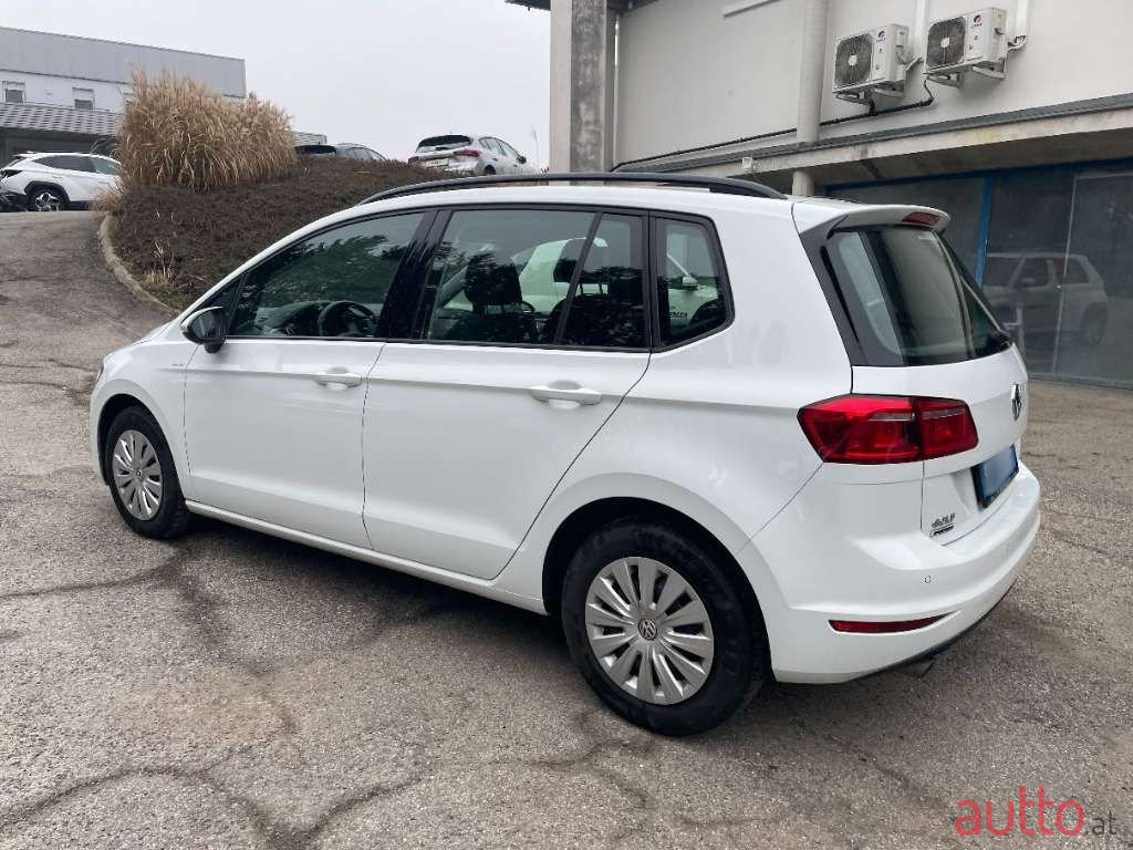 2015' Volkswagen Golf photo #2