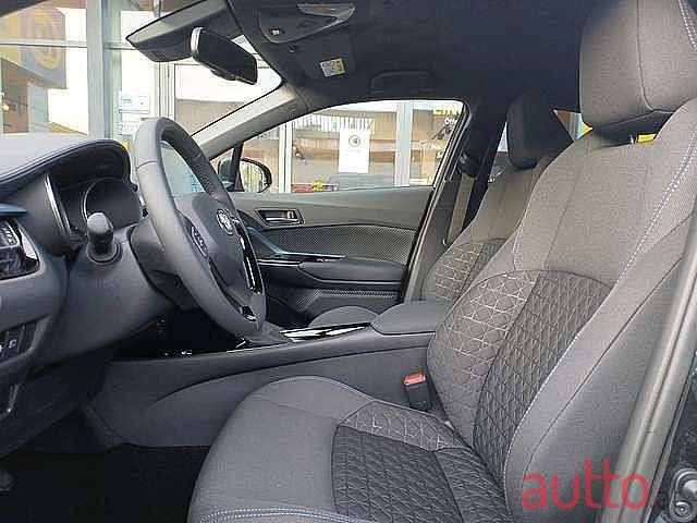 2023' Toyota C-HR photo #2