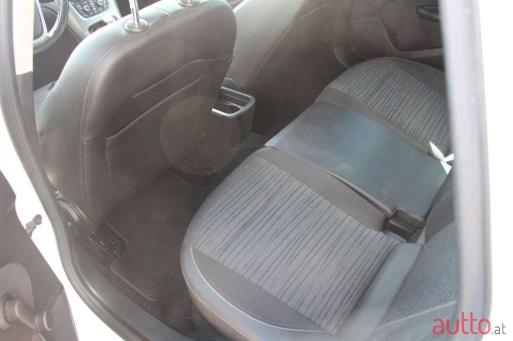 2015' Opel Astra photo #6