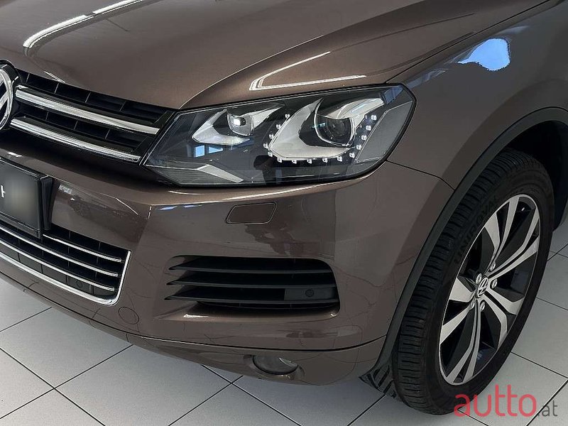 2012' Volkswagen Touareg photo #6