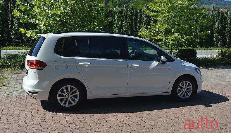 2017' Volkswagen Touran photo #1