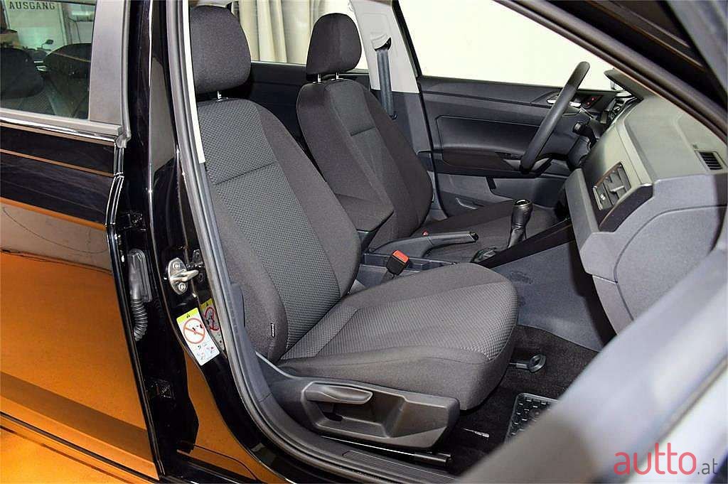 2017' Volkswagen Polo photo #6