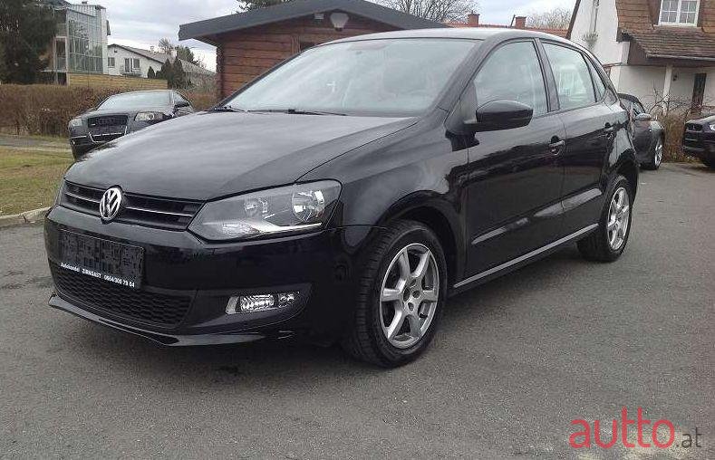 2011' Volkswagen Polo photo #1