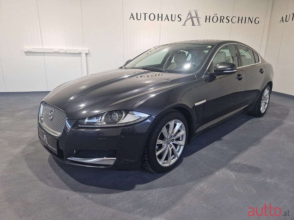 2012' Jaguar XF photo #3