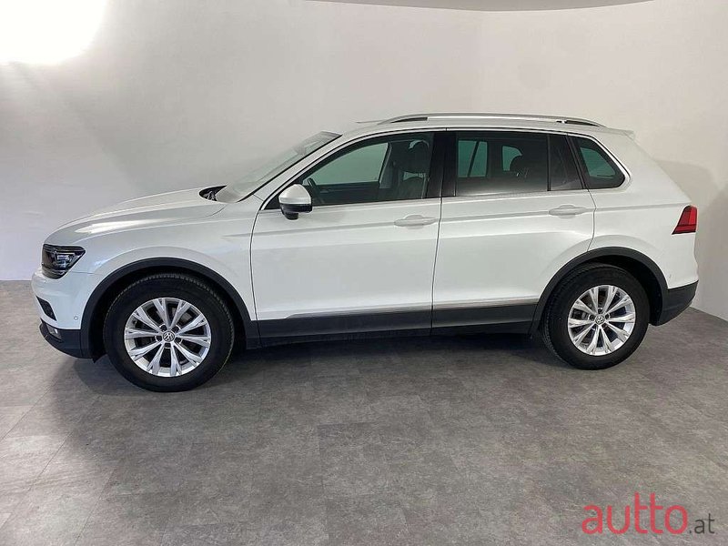 2019' Volkswagen Tiguan photo #2