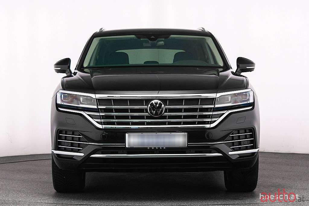 2023' Volkswagen Touareg photo #2