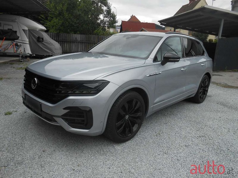 2020' Volkswagen Touareg photo #3