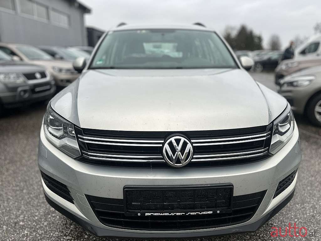 2012' Volkswagen Tiguan photo #3