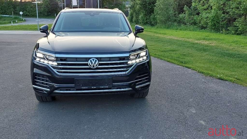 2019' Volkswagen Touareg photo #2