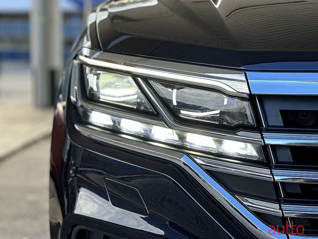 2019' Volkswagen Touareg photo #3