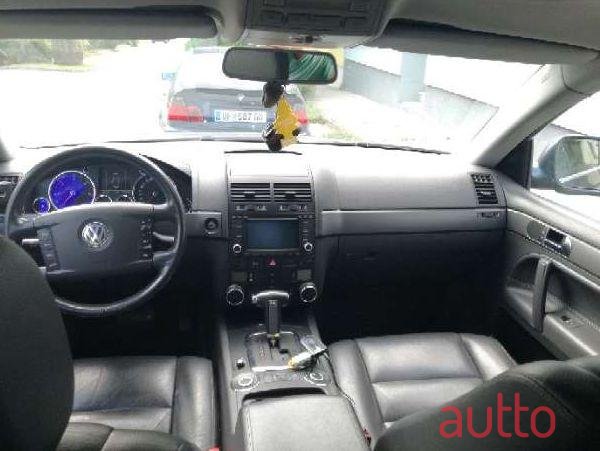 2005' Volkswagen Touareg photo #2