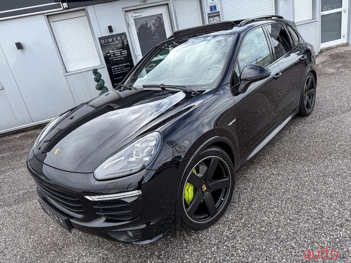 2015' Porsche Cayenne photo #2