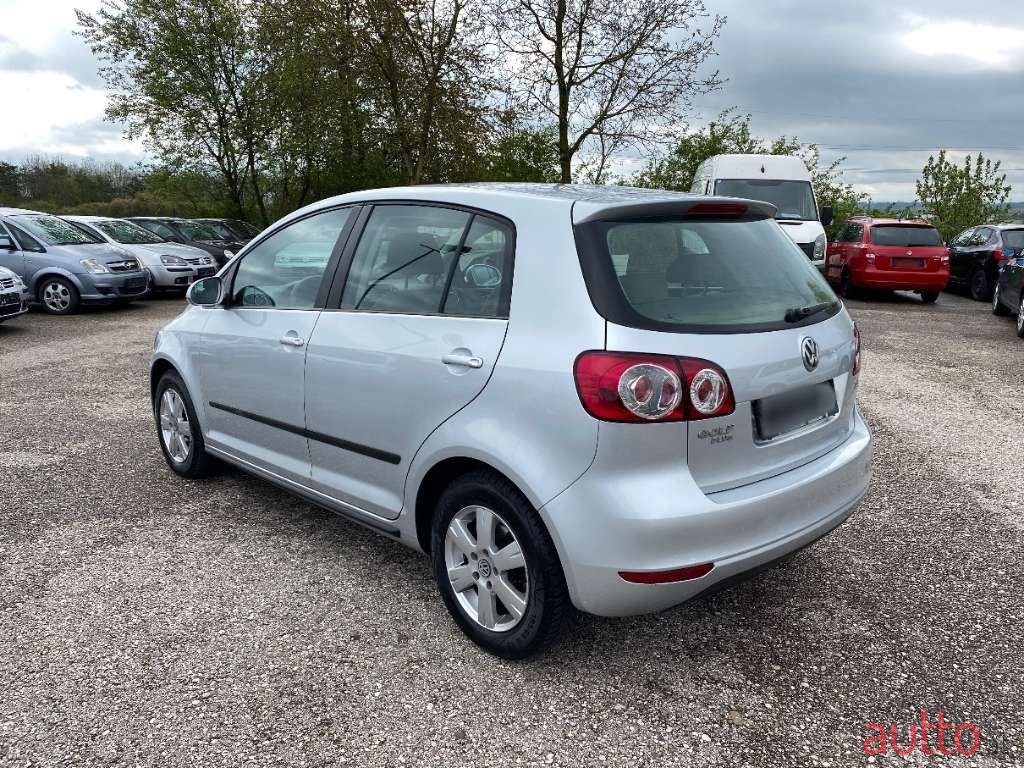 2009' Volkswagen Golf photo #5