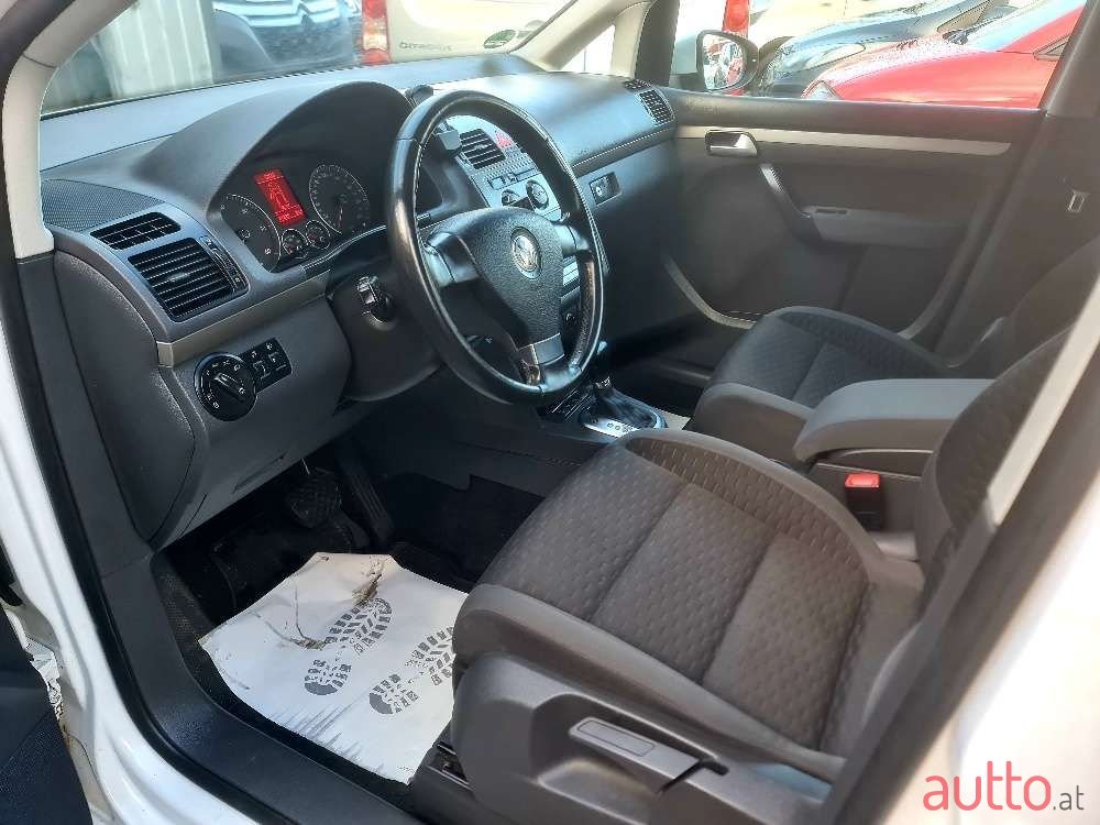 2009' Volkswagen Touran photo #5