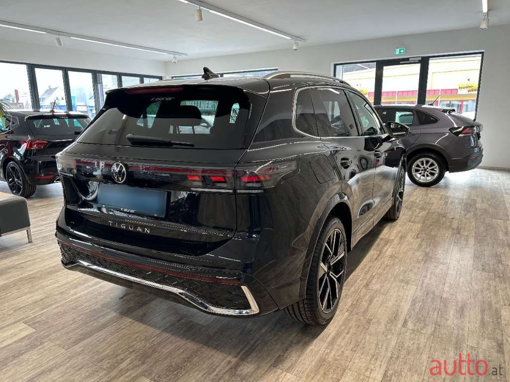 2023' Volkswagen Tiguan photo #3