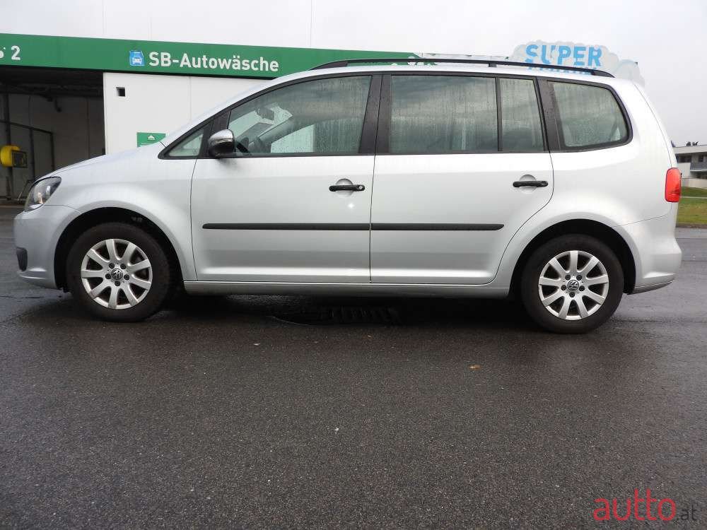 2012' Volkswagen Touran photo #3