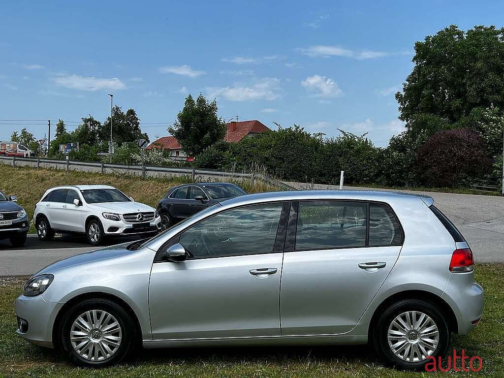 2010' Volkswagen Golf photo #2