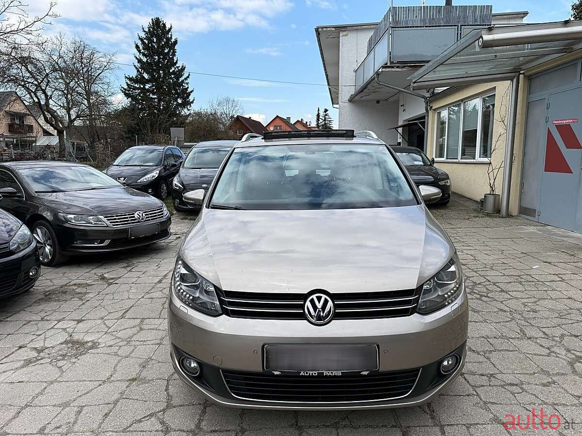 2011' Volkswagen Touran photo #2