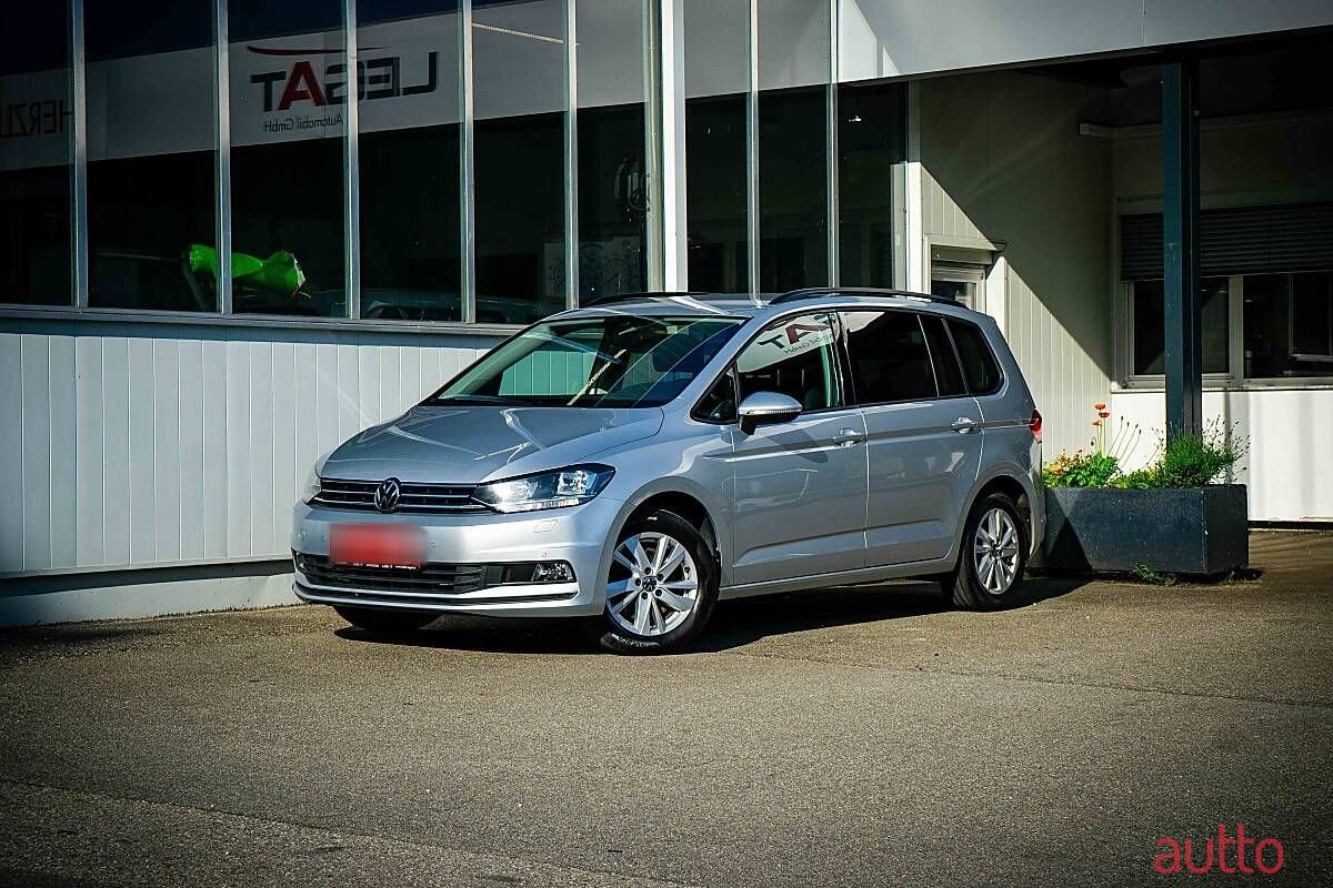 2022' Volkswagen Touran photo #3