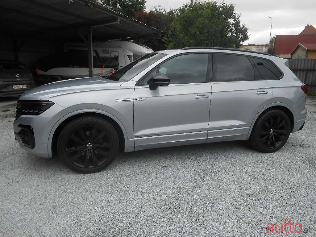 2020' Volkswagen Touareg photo #4