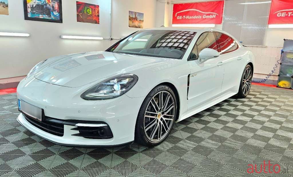 2017' Porsche Panamera photo #4