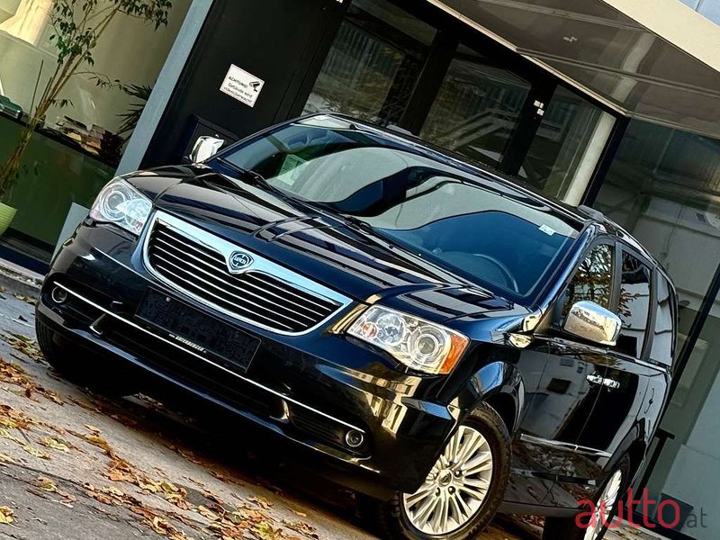 2013' Lancia Voyager photo #5