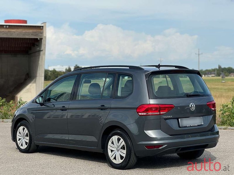 2019' Volkswagen Touran photo #4