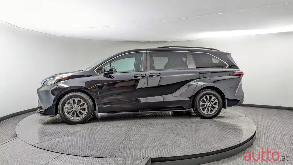 2021' Toyota Sienna HYBRID LE photo #2