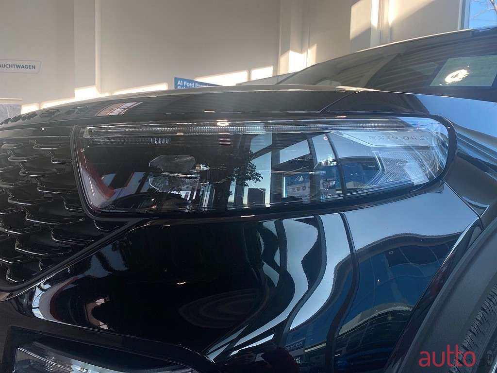 2022' Ford Explorer photo #2