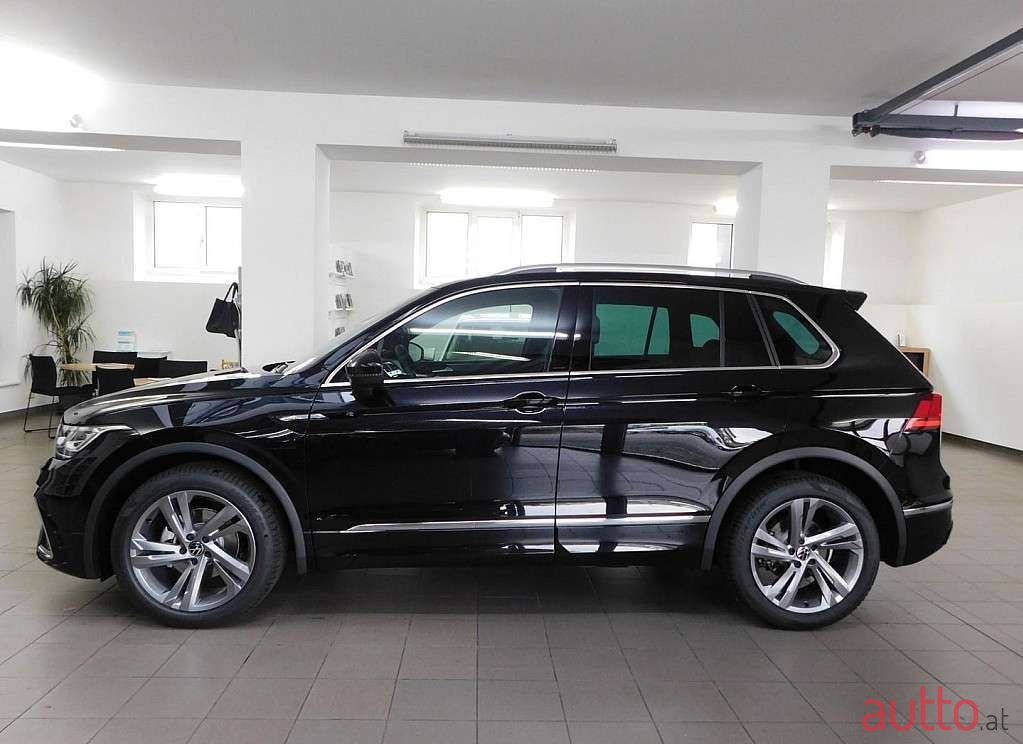 2023' Volkswagen Tiguan photo #3