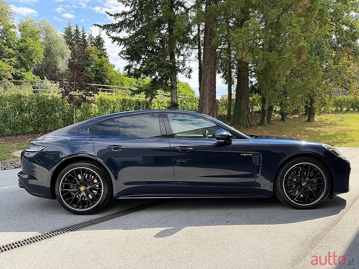 2022' Porsche Panamera photo #2