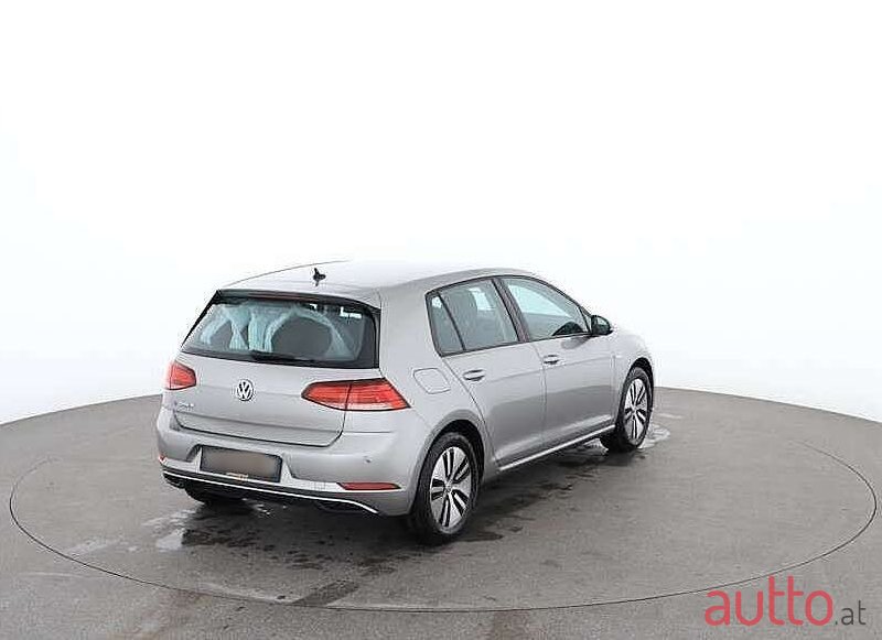 2018' Volkswagen Golf photo #3