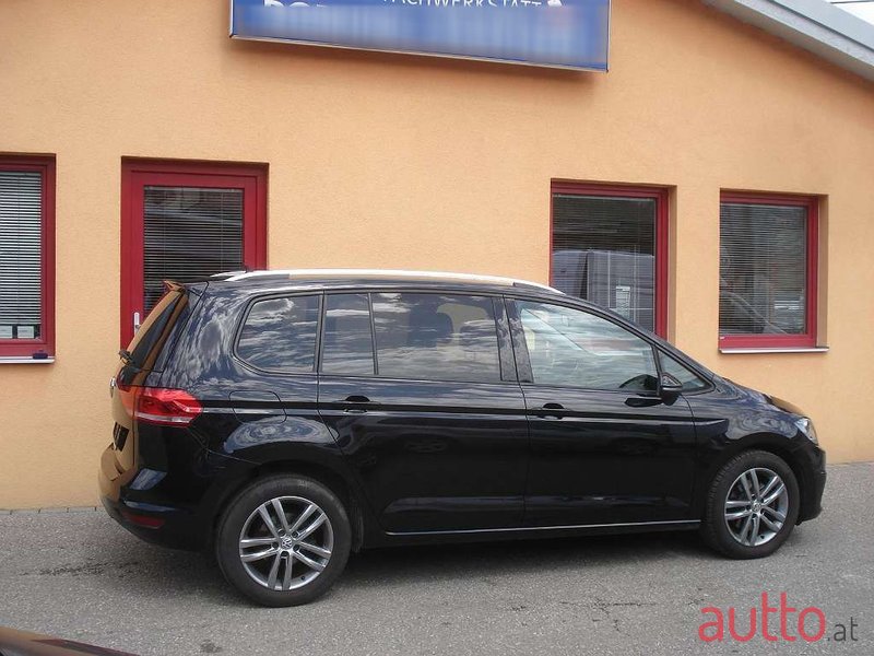 2018' Volkswagen Touran photo #2