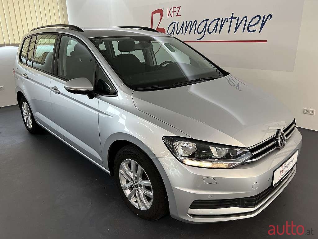 2019' Volkswagen Touran photo #1