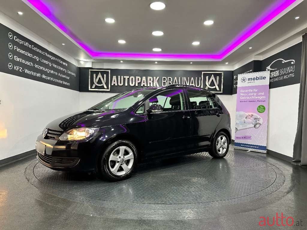 2010' Volkswagen Golf photo #2