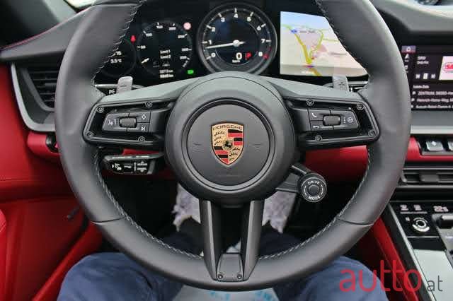 2019' Porsche 911 Carrera 4s photo #2