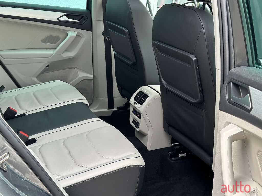 2020' Volkswagen Tiguan photo #6
