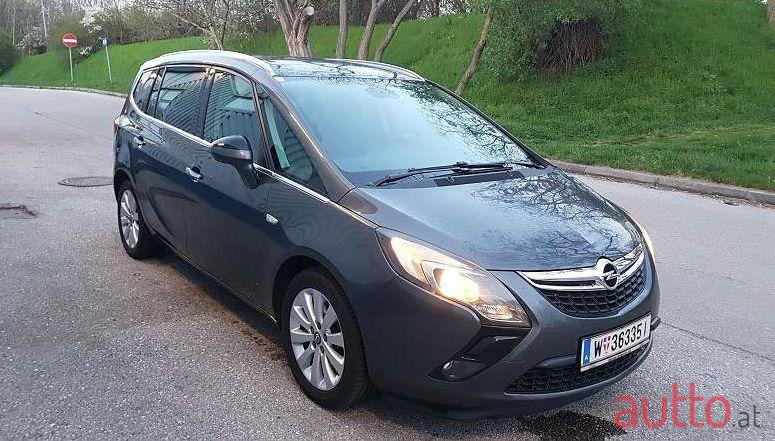 2012' Opel Zafira photo #2