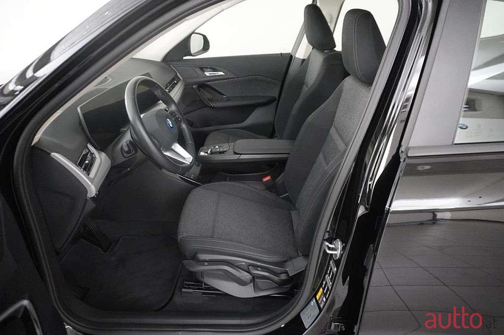 2023' BMW iX1 photo #6