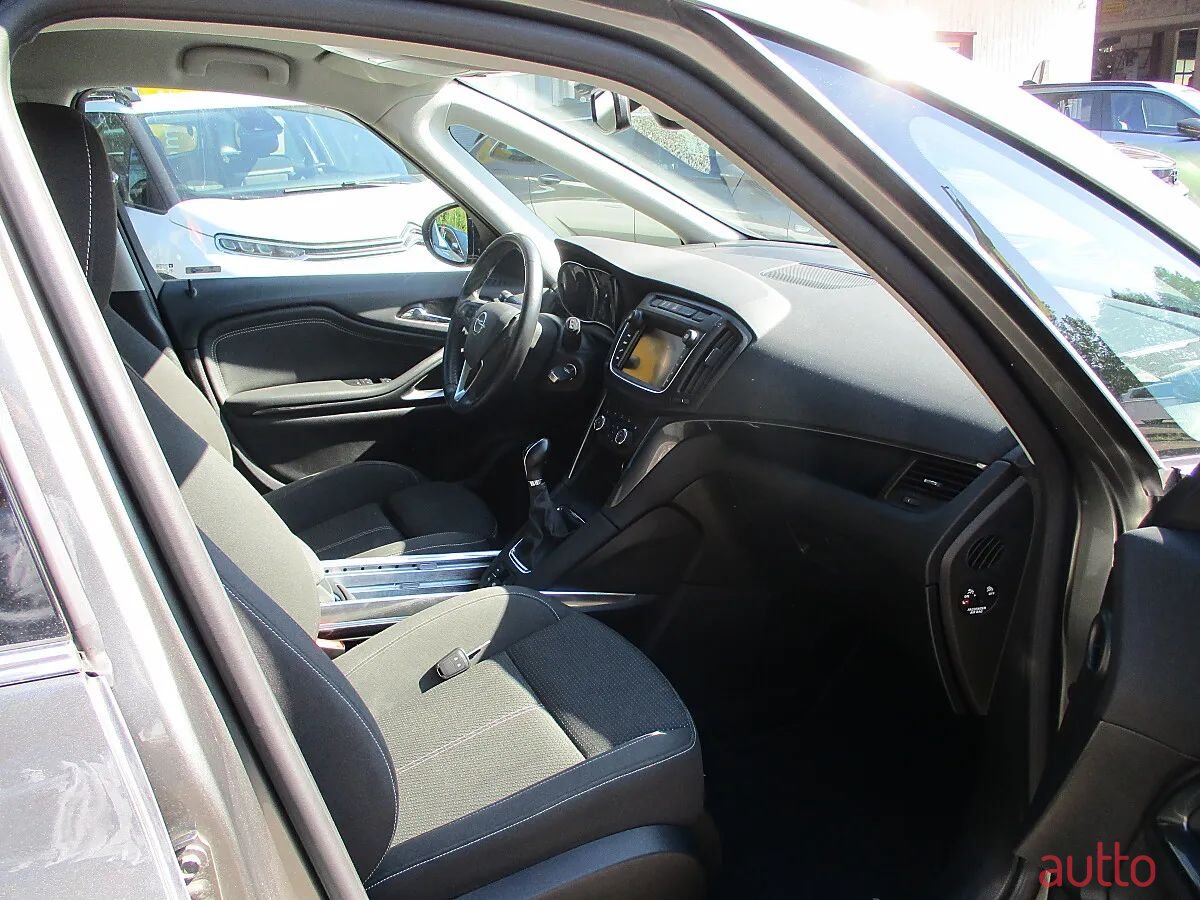 2017' Opel Zafira photo #6