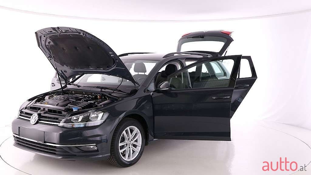 2019' Volkswagen Golf photo #1