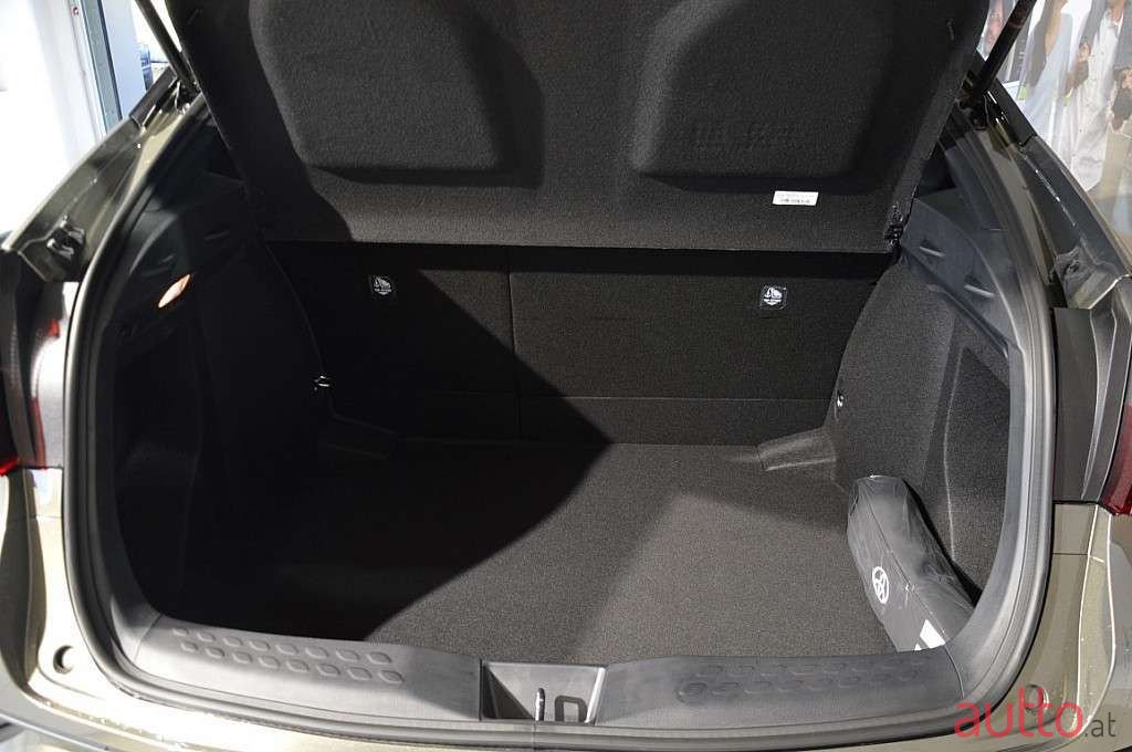 2022' Toyota C-HR photo #5