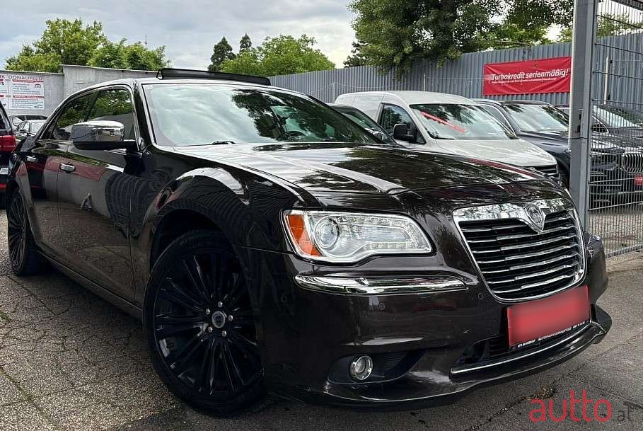 2011' Lancia Thema photo #3